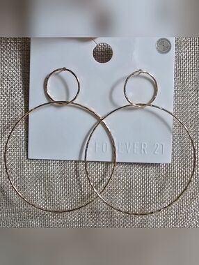 NWT Gold Tone Interlocking Hammered Hoop Earrings